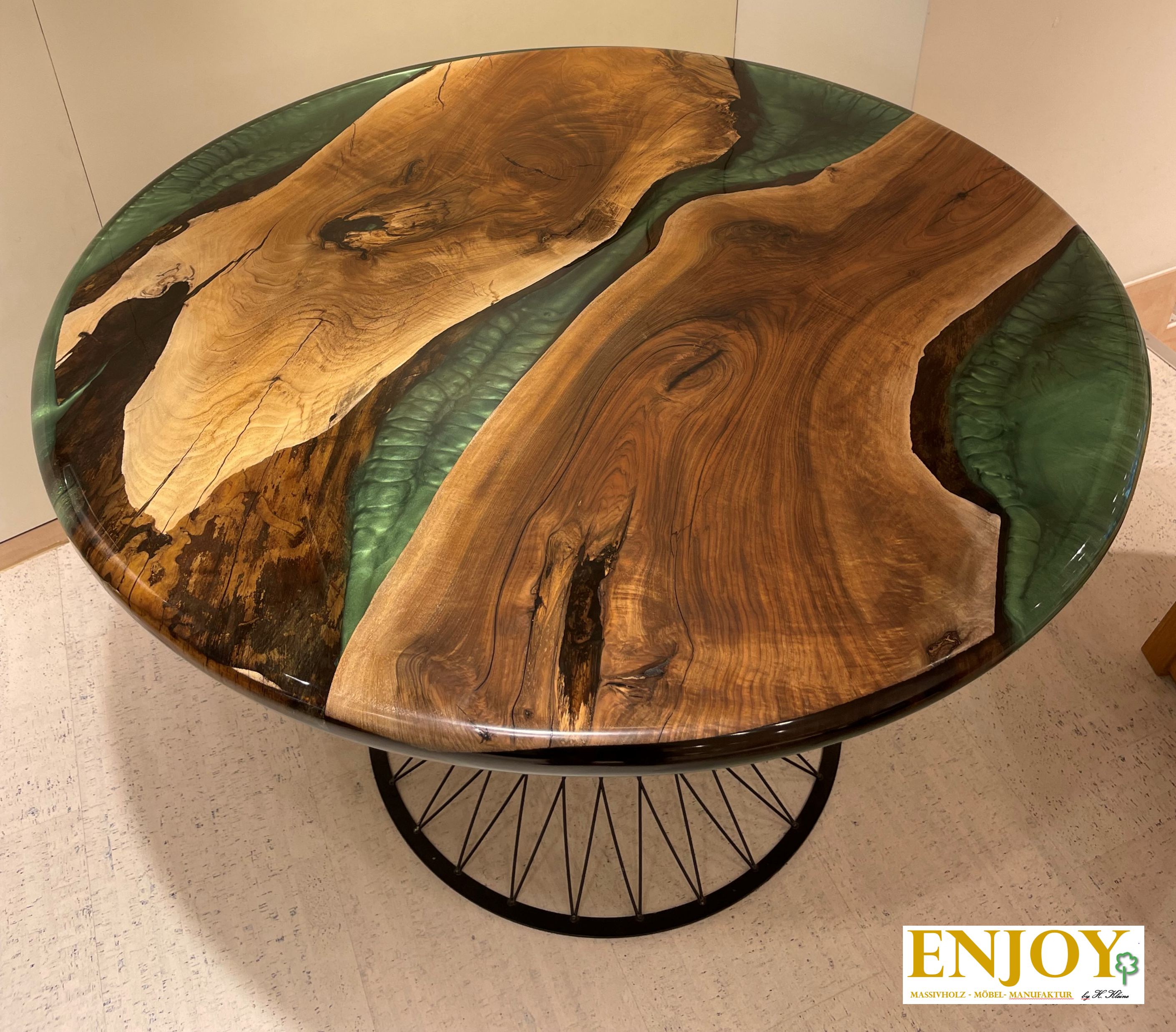 Rundtisch Epoxidtisch mit Basis Nussbaum