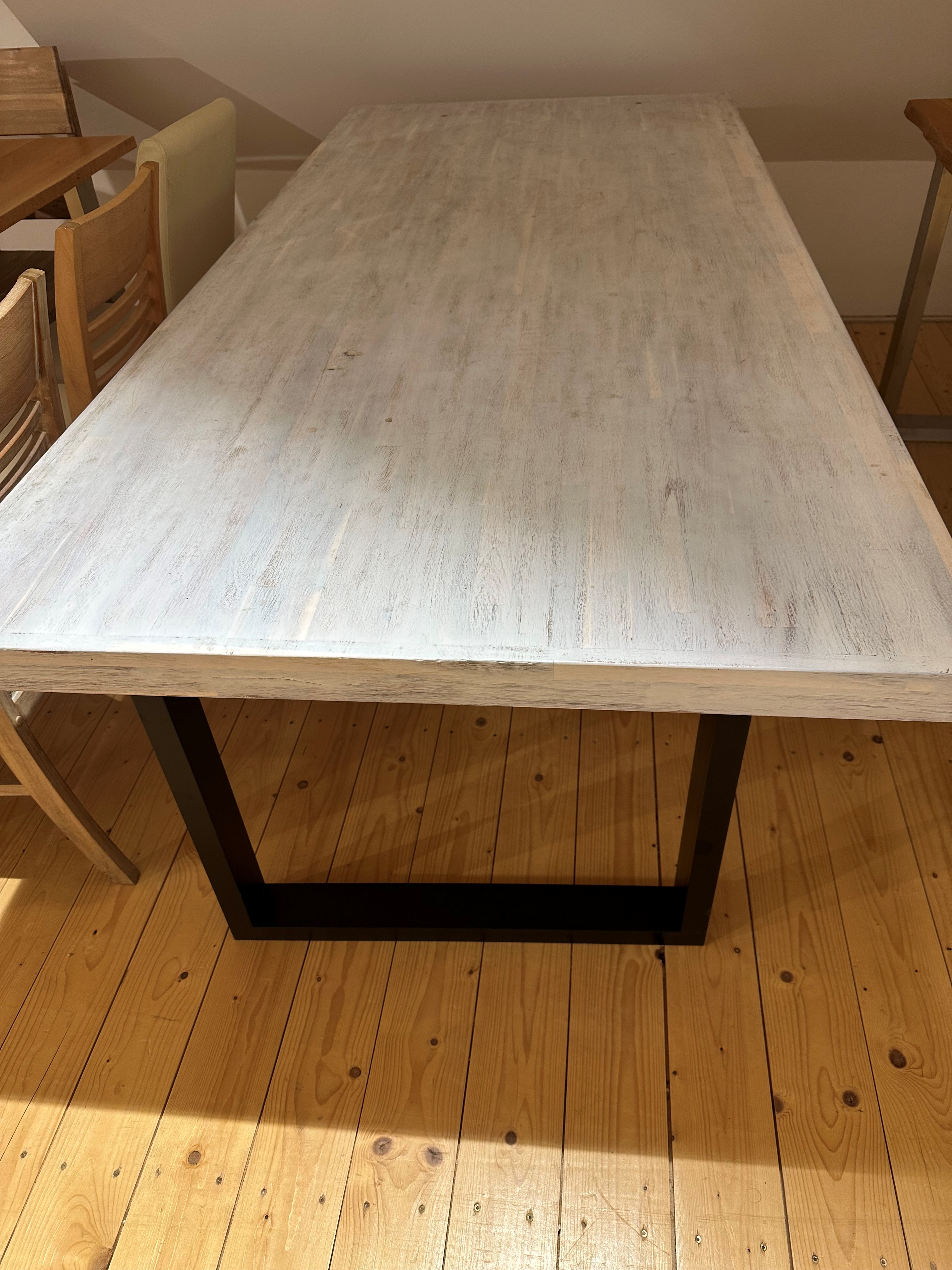 Massivholz Tisch Akazie (gekalkt)